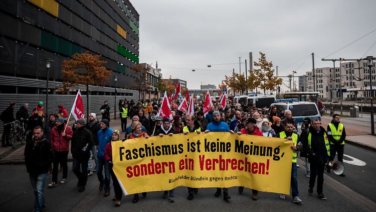 Gewerkschaften, Kirchen und Verbände zeigten gemeinsam Flagge.