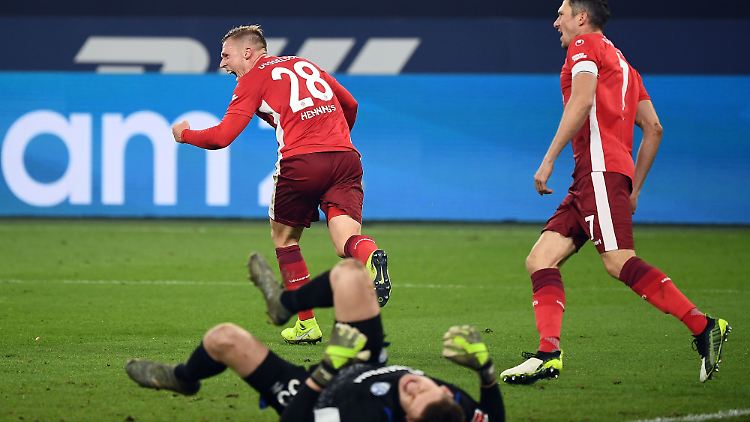 Düsseldorf jubelt, Schalke liegt am Boden.
