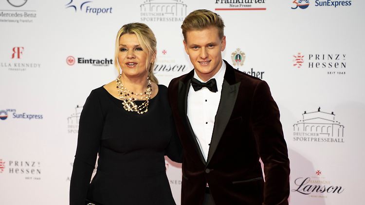Auftritt beim Frankfurter Sportpresseball in der Alten Oper: Corinna Schumacher begleitet ihren Sohn.