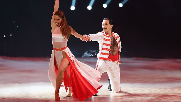 Queen zum Niederknien: Oliver Pocher bewundert die Tanzkünste von Christina Luft.