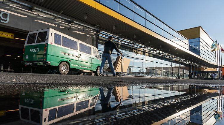 Überfall in Sichtweite des Haupteingangs: Vor der Filiale des schwedischen Möbelhauses in Nieder-Eschbach sichert die Polizei Spuren.