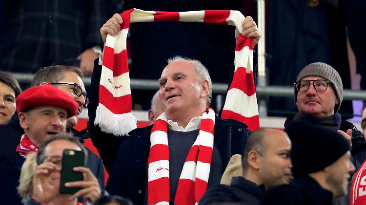 Umrahmt von glückseligen Fans und bayerischen Farben: der große Ulrich Hoeneß.
