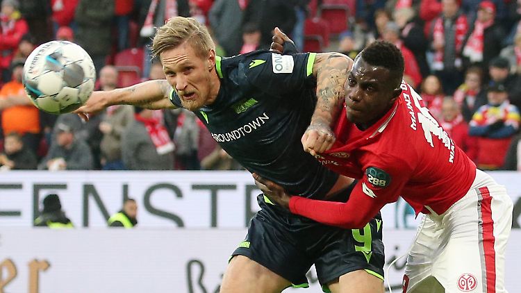Union hat die Nase vorn, die Mainzer können dem Ball meist nur hinterhergucken.