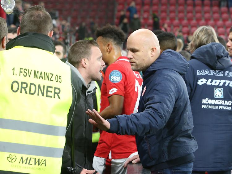 Aufregung nach dem Spiel: Sportvorstand Rouven Schröder beschwichtigt.