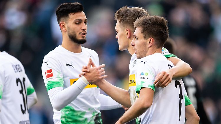 Läuft für sie: Ramy Bensebaini, Matthias Ginter und Torschütze Patrick Herrmann.