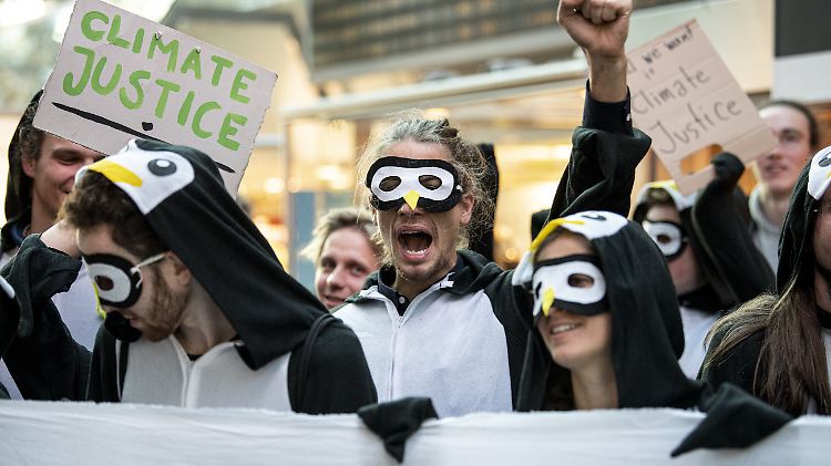 Die Aktivisten des Bündnisses "Am Boden bleiben" hatten am Morgen den Protest bei Twitter angekündigt.