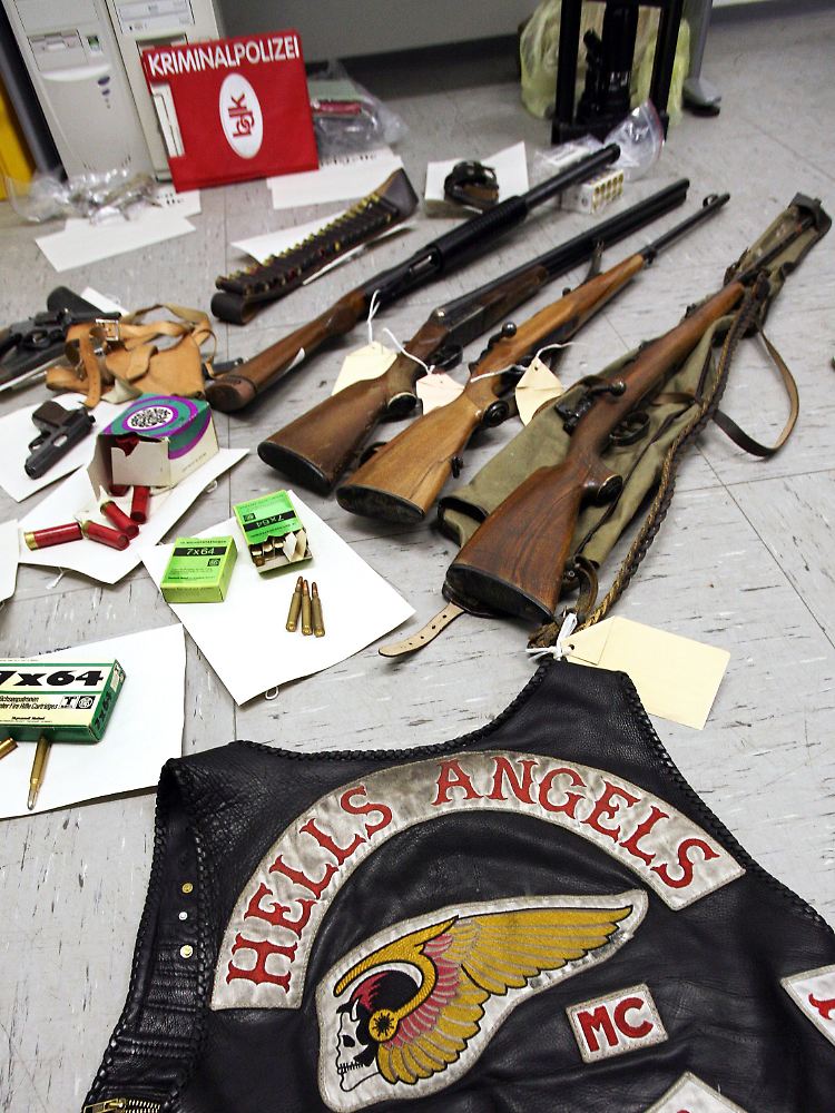Beschlagnahmte Waffen der Rockergruppe in der Asservatenkammer des Polizeipräsidiums in Kassel.