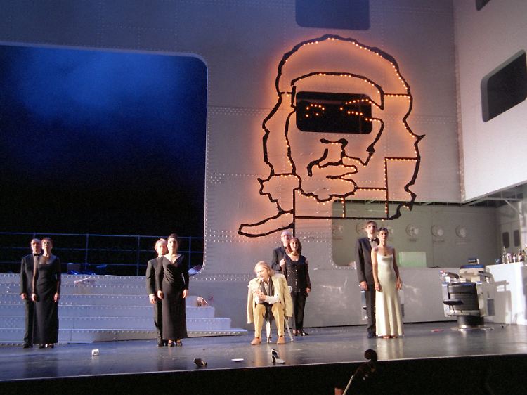 Enzenbergers "Untergang der Titanic" wurde als Theaterstück inszeniert.