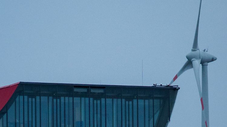 Ein Windrad steht hinter dem Verwaltungsgebäude des Enercon-Werks in Magdeburg.