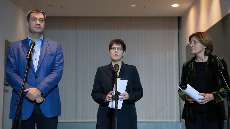 Die drei Parteichefs Dreyer, Kramp-Karrenbauer und Söder (v.r.) präsentieren die Einigung.