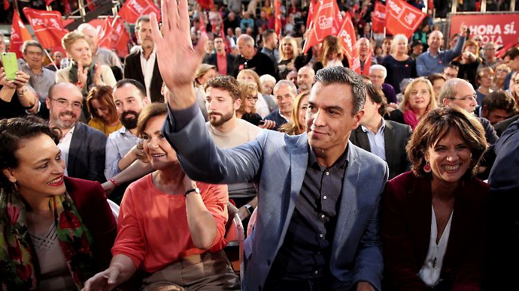 Sánchez' Partei PSOE gewinnt zwar die Wahl, verpasst aber die absolute Mehrheit. 