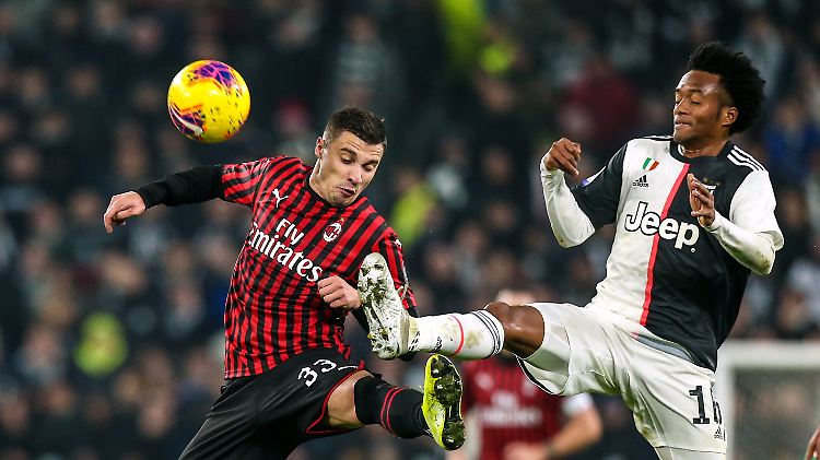 Enges Spiel zwischen Juventus und Mailand: Milans Krunic (l.) im Kampf um den Ball gegen Juves Cuadrado.