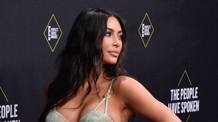 Kim Kardashian zeigt ihre Kurven mit Stolz, auch wenn sie die Gewichtszunahme belastet.