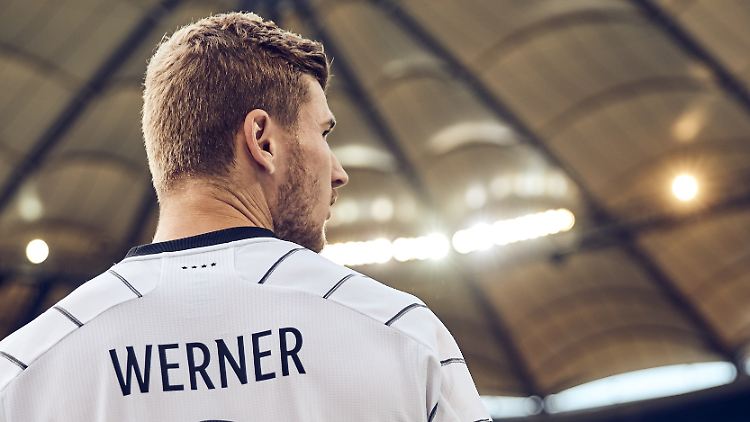 Nein? Der dynamische Farbverlauf des Bündchens soll für die Diversität in der Bundesrepublik stehen, für Spieler und Fans mit unterschiedlichen Wurzeln. 