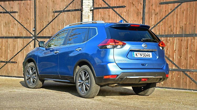 Auch wenn man den Nissan X-Trail von hinten betrachtet, gibt er das große SUV.