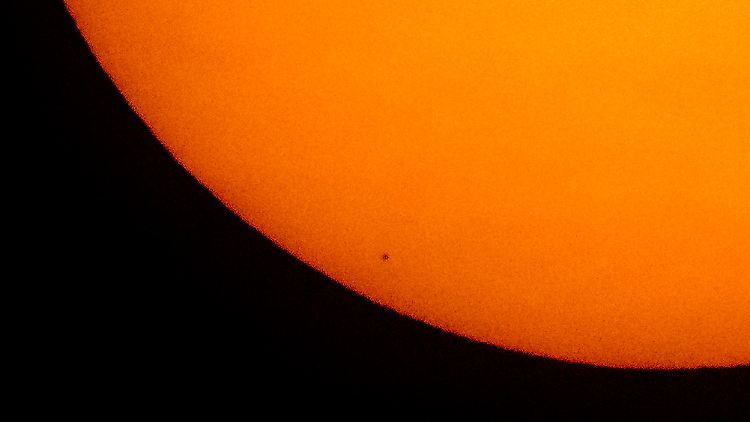 Nur ein winziger Teil der Sonnenscheibe wird vom Merkur verdeckt.