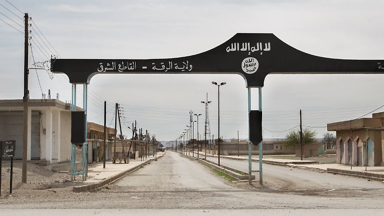 Ein Tor im syrischen Rakka, einem Zentrum des IS (Archivbild). Nun sollen mutmaßliche Anhänger der Terrorgruppe nach Deutschland abgeschoben werden.