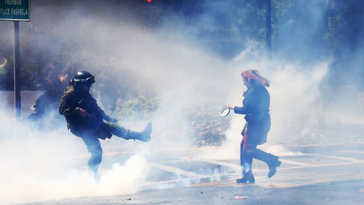 Immer wieder kam es in den vergangenen Wochen zu gewalttätigen Auseinandersetzungen zwischen Demonstranten und der Polizei.