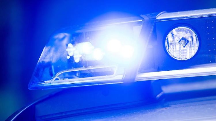 Ein Blaulicht leuchtet an einer Polizeistreife. Foto: Lino Mirgeler/dpa/Symbolbild
