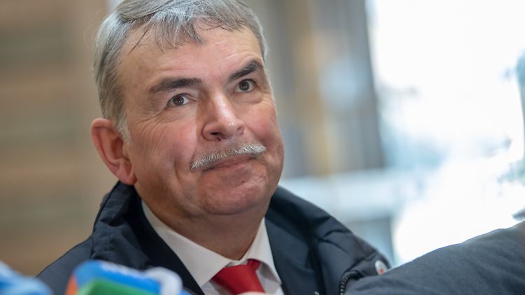 Für sieben verlorene Jahre hinter Psychiatriemauern soll Gustl Mollath nun 600.000 Euro bekommen.