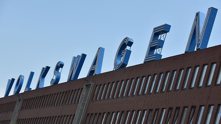Volkswagen-Schriftzug auf dem Stammwerk in Wolfsburg