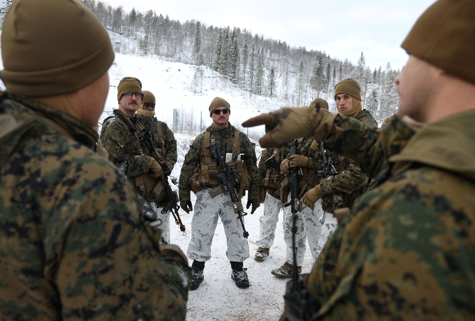 Unter der Wintersonne  Nordnorwegens trainieren US-Marines in Eis und Schnee.
