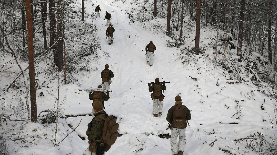 "Welches Land liegt im Nordosten?", brüllt Staff Sergeant Daniel Croak einer Gruppe von 20 Soldaten in Tarn-Kampfjacken und weißen Hosen zu.