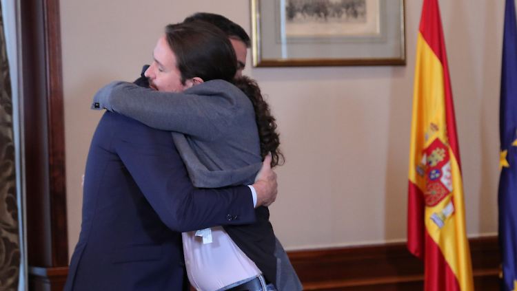 Pedro Sánchez (l., verdeckt) wird hier innig geherzt von Pablo Iglesias, dem Chef der Linkspartei UP. Beide Parteien einigten sich nun darauf, eine Koalition einzugehen. 