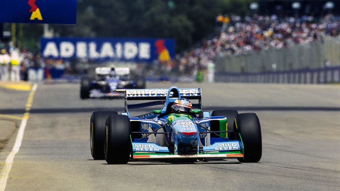 Doch seinen ersten WM-Triumph muss Schumacher abseits der Strecke feiern. Beim Grand Prix von Adelaide kommt sein Benetton in einer Kurve von der Ideallinie ab und rollt übers Gras. Als Schumacher sein Auto zurück auf die Strecke steuert, setzt dort Damon Hill gerade zum Überholen an, ...