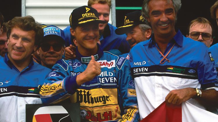 Schumacher und Briatore (r.) bejubeln den WM-Titel 1994 in der Formel 1.