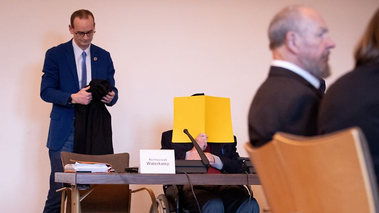 Er habe gemerkt, dass er vergeben müsse, sagt der KZ-Überlebende Loth (r.) vor Gericht aus.