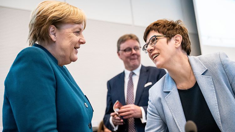 Für Angela Merkel (links) und Annegret Kramp-Karrenbauer war es eine gelungene Fraktionssitzung.