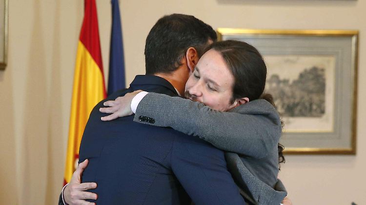 Innige Umarmung: Pedro Sánchez und Pablo Iglesias (v.l.) einigen sich auf eine Zusammenarbeit.