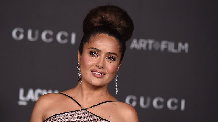 Für gewöhnlich top gestylt: Eigentlich trägt Salma Hayek keine Vögel im Haar.