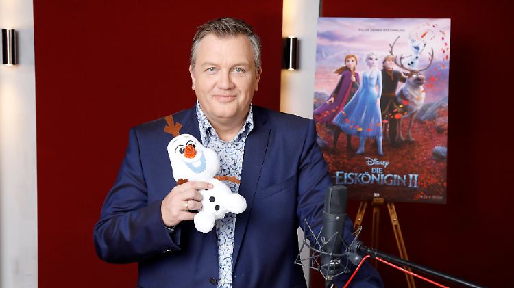 Ein Herz, eine Seele, eine Stimme: Hape Kerkeling und Schneemann Olaf.