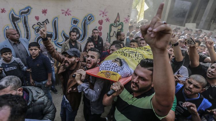 Trauernde in Gaza-Stadt tragen den Leichnam eines getöteten Mannes.