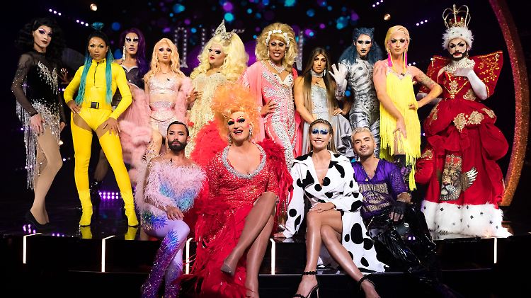 Willkommen zur Primetime im Mainstream-Fernsehen: Jury und Teilnehmer bei "Queen of Drags".