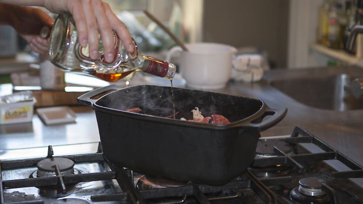 Theoretisch verdampft Alkohol beim Kochen - wie lange das dauert und ob wirklich alles verdampft, ist aber unklar. 