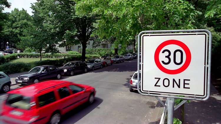 Die erste Tempo-30-Zone entstand in Buxtehude - andere Städte und Gemeinden, wie hier in Berlin, haben längst nachgezogen.