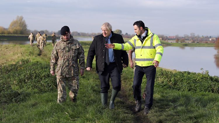 Johnson machte sich in Stainforth Doncaster, ein Bild von der aktuellen Hochwassersituation.