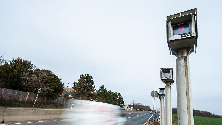Autos fahren auf der Bundesstraße B6 in der Region Hannover vorbei an einem Streckenradar.