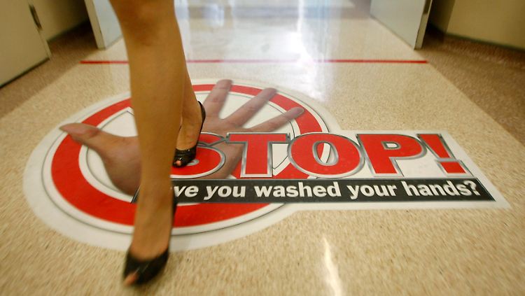 Die gefährliche Keimbelastung vieler Kliniken erfordert umfangreiche Hygienemaßnahmen - auch in Deutschland.