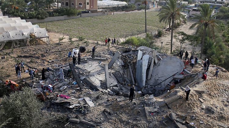 Raketen auf Israel, Bomben auf Gaza: Von diesem Haus bleibt nach einem israelischen Luftschlag nur ein Krater.
