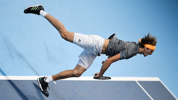 Alexander Zverev geriet gegen Stefanos Tsitsipas schwer in Schieflage.