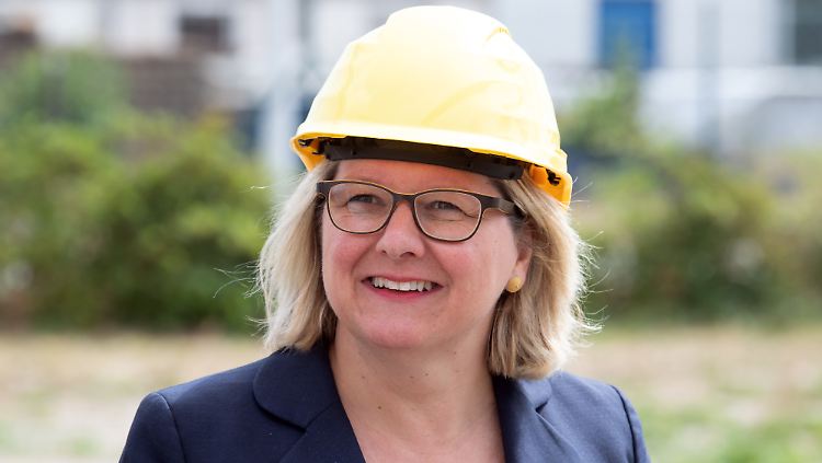 Umweltministerin Schulze will einen Ausbau der Windkraft - und sieht dieses Ziel gefährdet.
