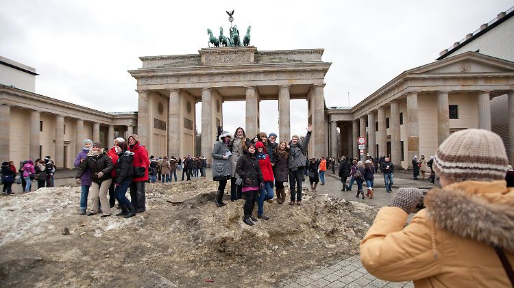 Selbst bei Mistwetter beliebt: Touristen vor dem Brandenburger Tor in Berlin.