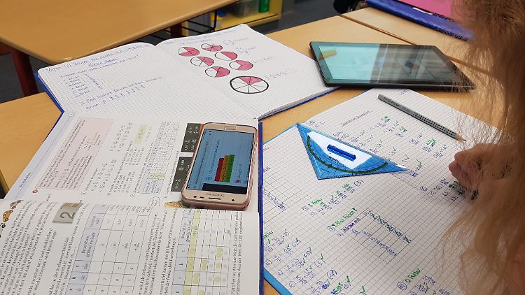 Man kann das Smartphone zum Lernen statt zum Chatten nutzen.