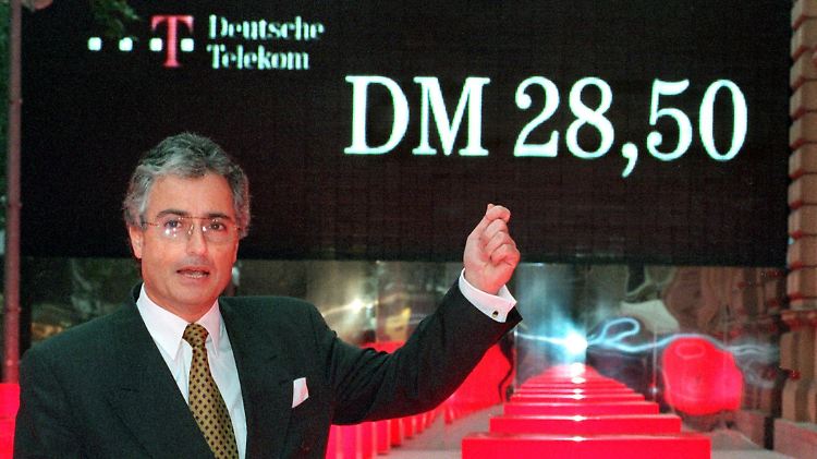 Der damalige Vorstandschef Sommer preist die T-Aktie an.