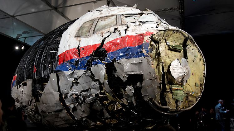 Ermittler in den Niederlanden haben das Wrack der MH17 rekonstruiert: 298 Menschen starben bei dem Abschuss.