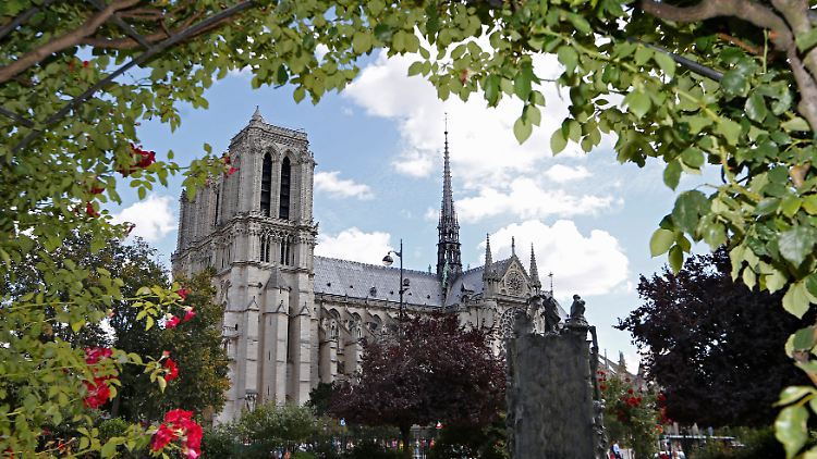 Es war einmal eine Kathedrale mit Spitzturm: Soll Notre-Dame beim Wiederaufbau modernisiert werden oder soll der Turm rekonstruiert werden, wie er war? Diese Frage erhitzt in Paris die Gemüter.